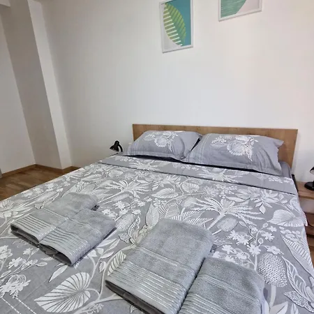 Trendy Center With Free Garage *