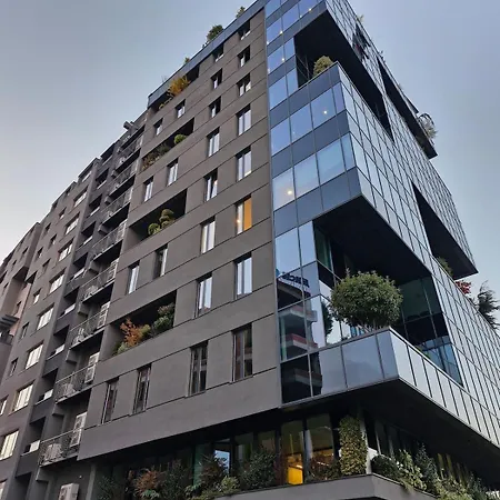 Trendy Center With Free Garage *